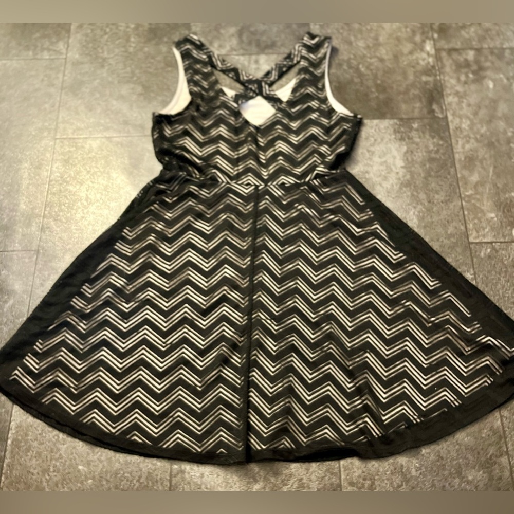 Sus* Candie’s Black and Tan Chevron Sleeveless Dress - Picture 4 of 11